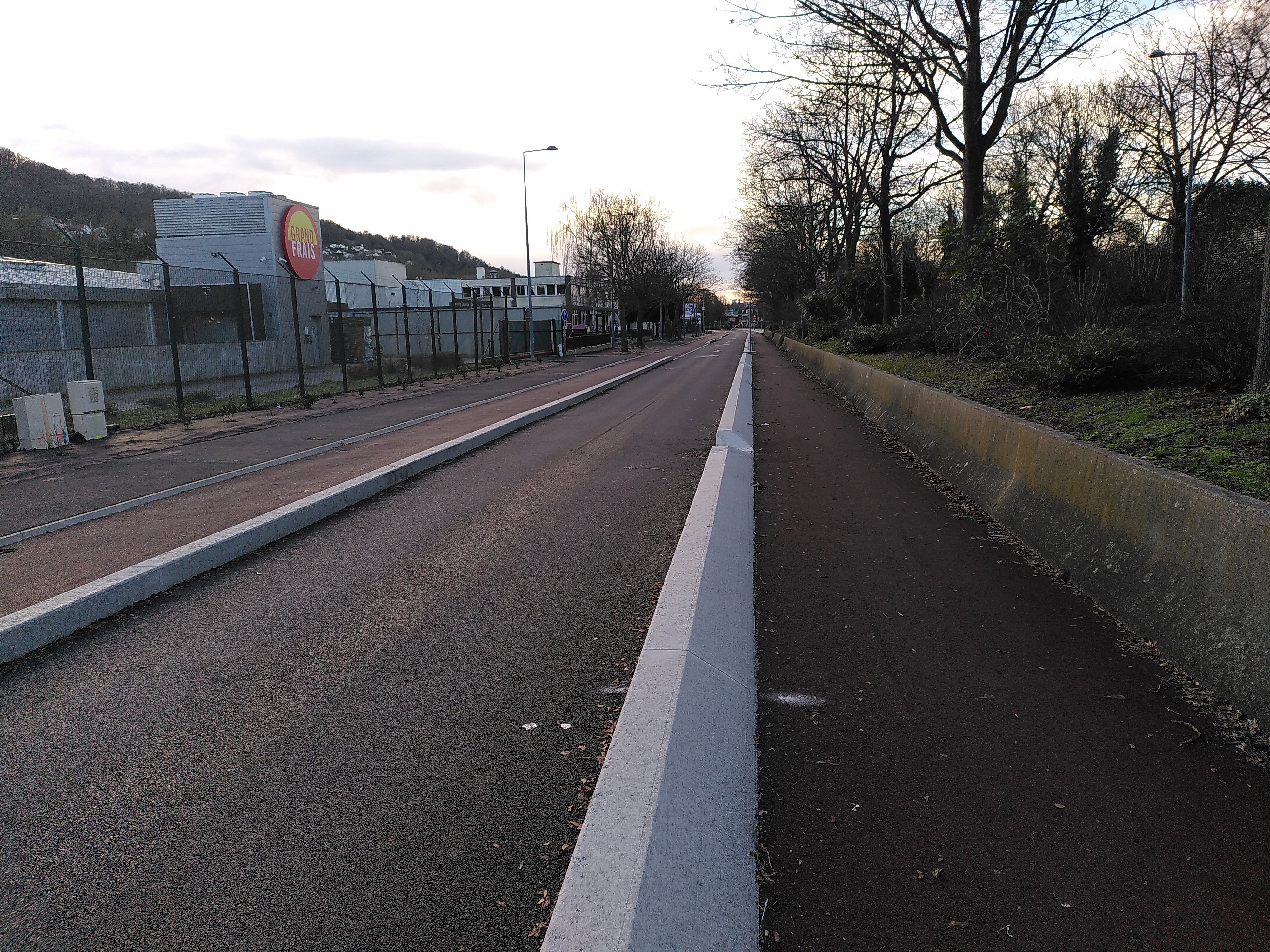 Aperçu de l'itinéraire 9 sur la route de Lyons entre la rue de la Petite Chartreuse et la rue de Repainville